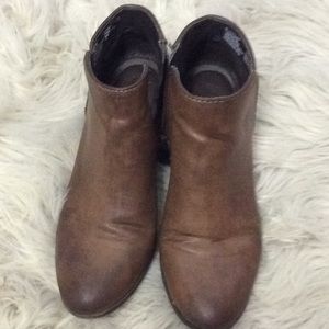 Simply Vera Wang brown leather booties